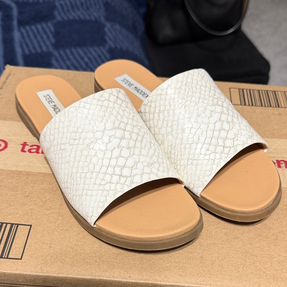 Steve Madden Cream Textured Slide Sandals